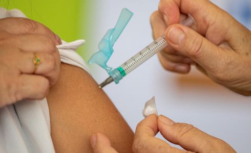 O Unicef e a OMS divulgaram que o Brasil reverteu a tendência de queda e aumentou a cobertura vacinal, saindo da lista dos 20 países com mais crianças não imunizadas no mundo
