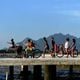 Imagem - Fotojornalismo: o tradicional banho de maré na Ilha das Caieiras