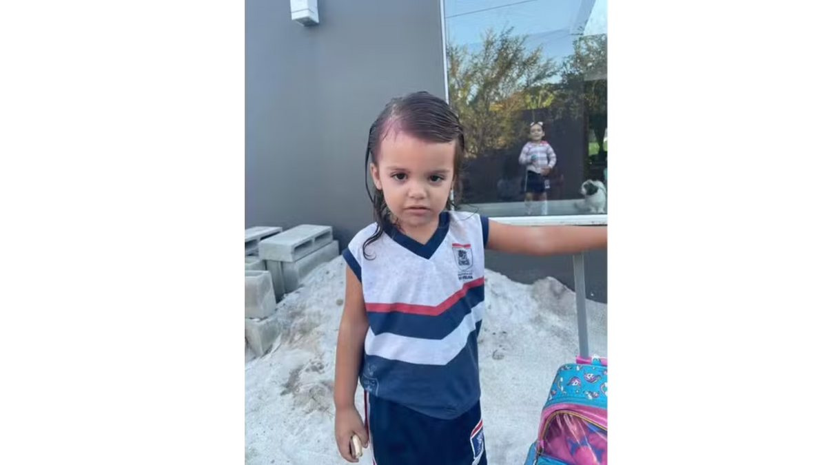 Alice indo para a escola em Vila Velha, Espírito Santo, no dia seguinte depois de ter se sujado com batom