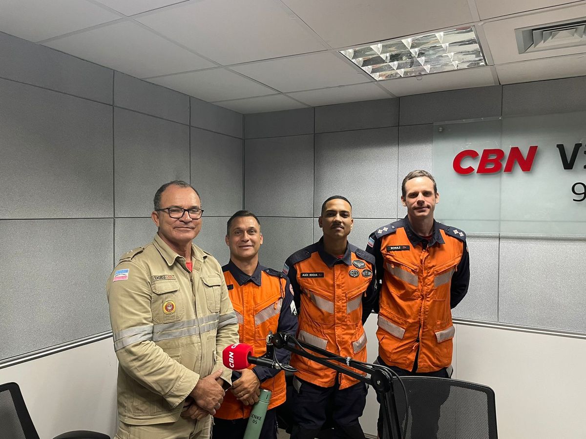 Corpo de Bombeiros que participaram de ação humanitária no Rio Grande do Sul. Da esquerda para direita: tenente Sebastião Tadeu, sargento Lenke, cabo Alex Rocha e tenente Guilherme Schulz