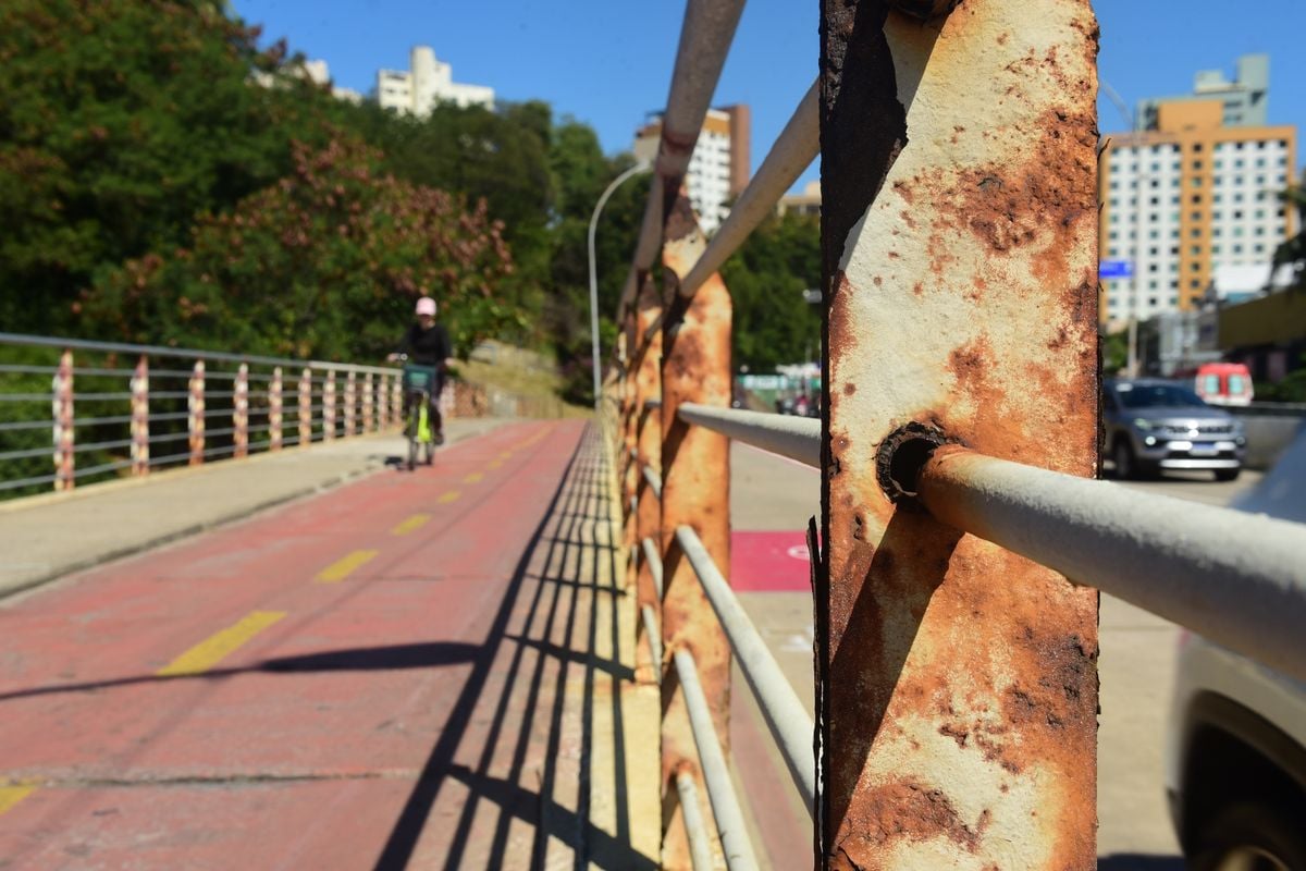 Corrimão enferrujado na ponte de Camburi por Ricardo Medeiros