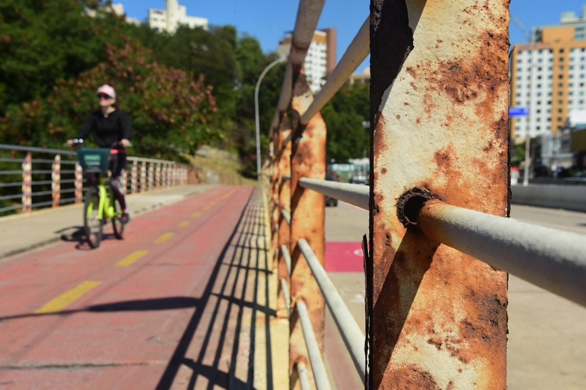 Corrimão enferrujado na ponte de Camburi por Ricardo Medeiros
