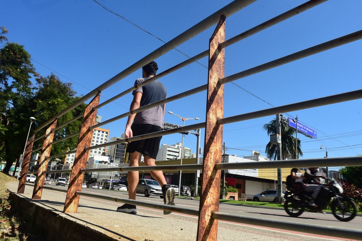 Corrimão enferrujado na ponte de Camburi por Ricardo Medeiros