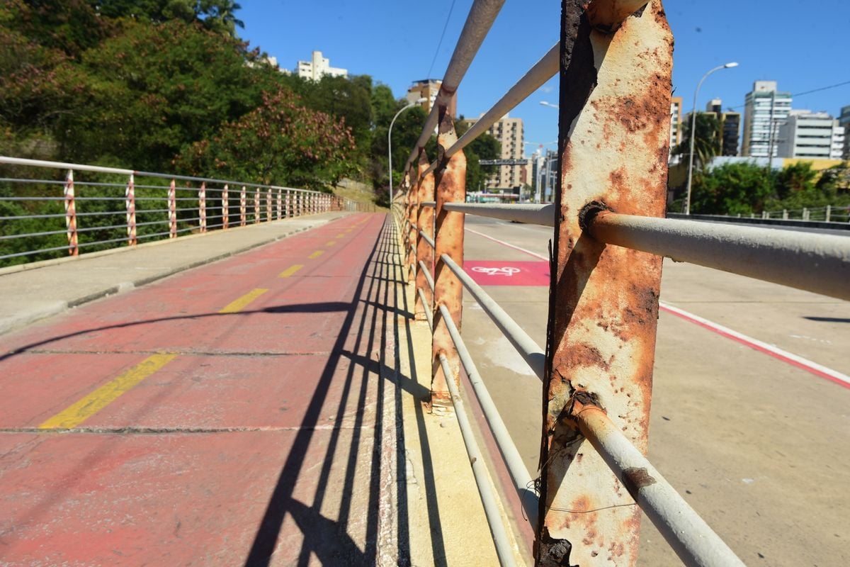 Corrimão enferrujado na ponte de Camburi por Ricardo Medeiros