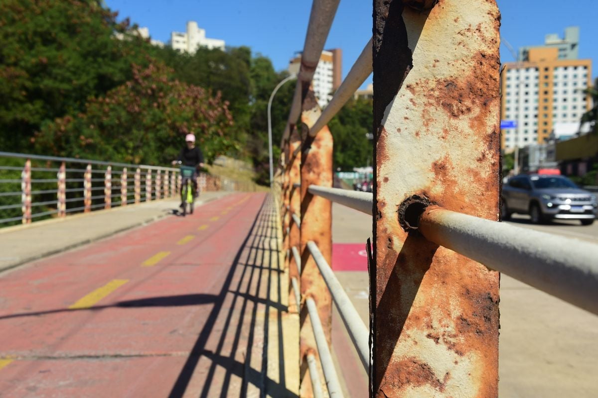 Corrimão enferrujado na ponte de Camburi por Ricardo Medeiros