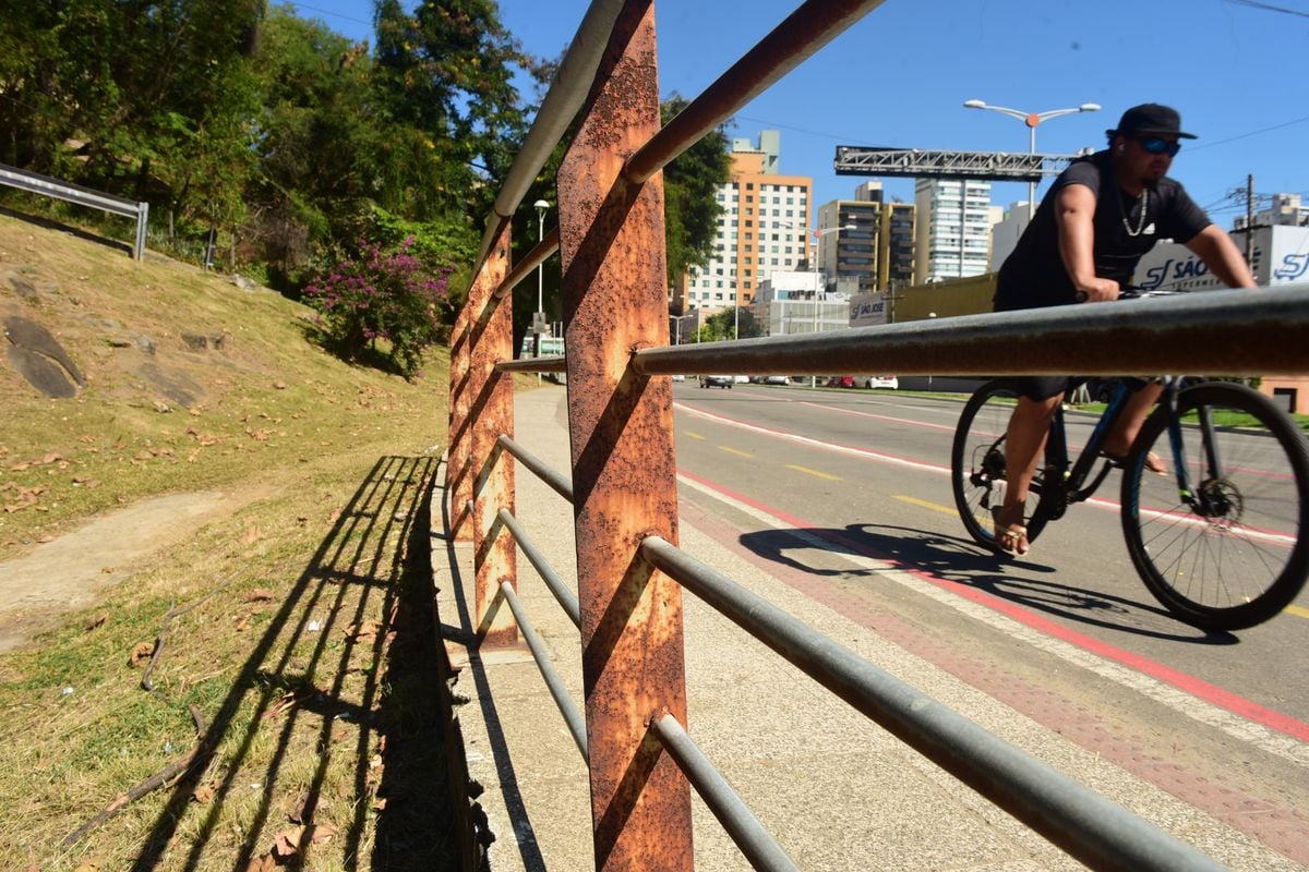 Corrimão enferrujado na ponte de Camburi por Ricardo Medeiros