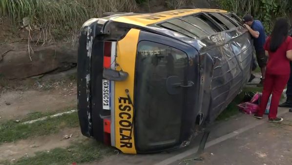 Van escolar caiu de barranco em Vila Velha