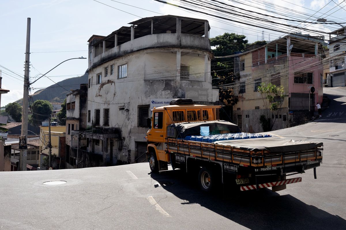 Cruzamento perigoso no bairro Caratoíra, em Vitória por Fernando Madeira