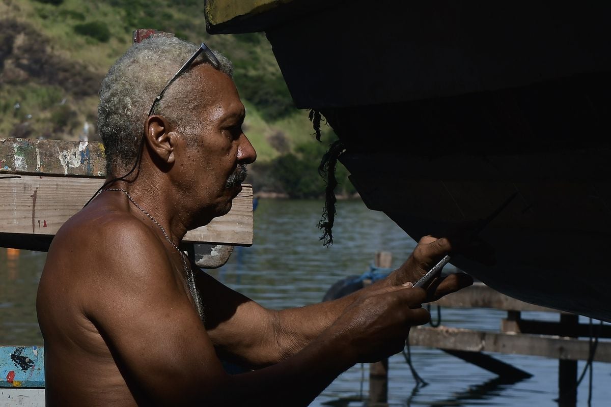 Antônio de Pádua Conceição, 63, trabalha há 50 anos na carpintaria do estaleiro por Fernando Madeira