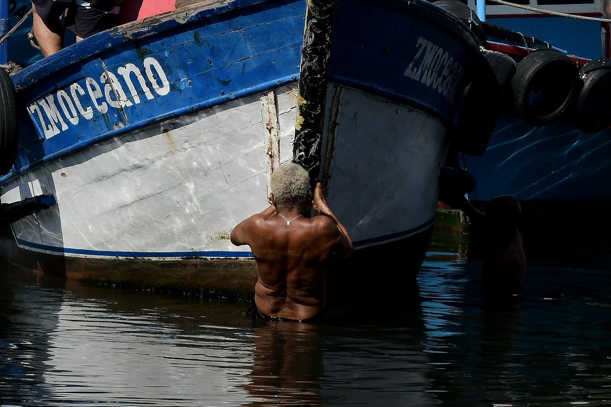 O trabalho artesanal no Estaleiro Nossa Senhora da Penha, na Praia do Suá, em Vitória por Fernando Madeira
