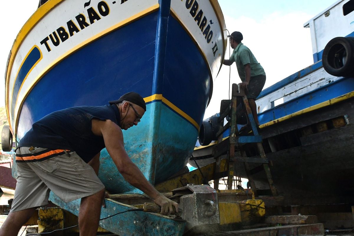 O trabalho artesanal no Estaleiro Nossa Senhora da Penha, na Praia do Suá, em Vitória por Fernando Madeira