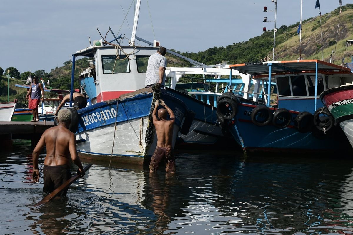 O trabalho artesanal no Estaleiro Nossa Senhora da Penha, na Praia do Suá, em Vitória por Fernando Madeira