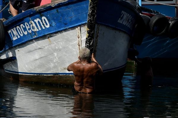 O trabalho artesanal no Estaleiro Nossa Senhora da Penha, na Praia do Suá, em Vitória por Fernando Madeira