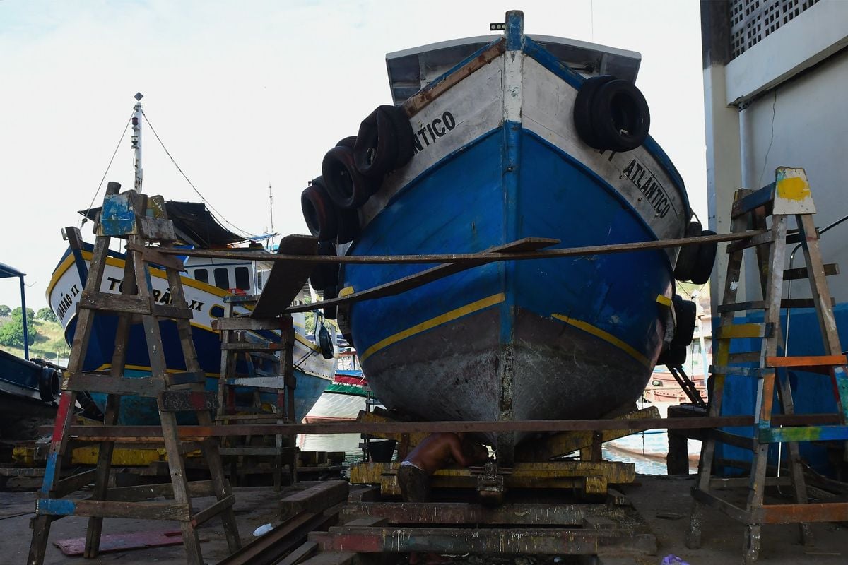 O trabalho artesanal no Estaleiro Nossa Senhora da Penha, na Praia do Suá, em Vitória por Fernando Madeira