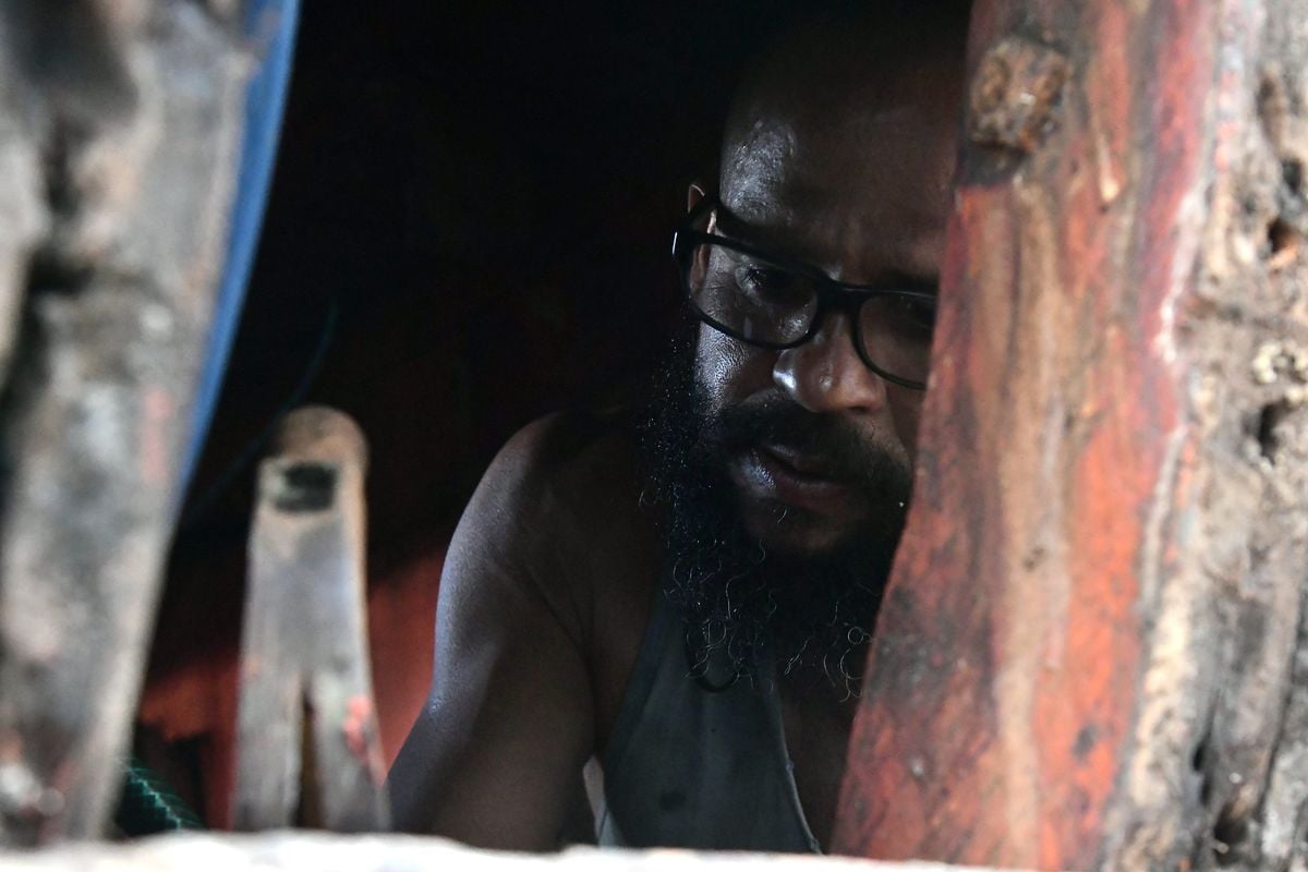 O trabalho artesanal no Estaleiro Nossa Senhora da Penha, na Praia do Suá, em Vitória por Fernando Madeira