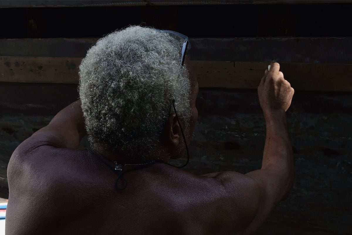 O trabalho artesanal no Estaleiro Nossa Senhora da Penha, na Praia do Suá, em Vitória por Fernando Madeira
