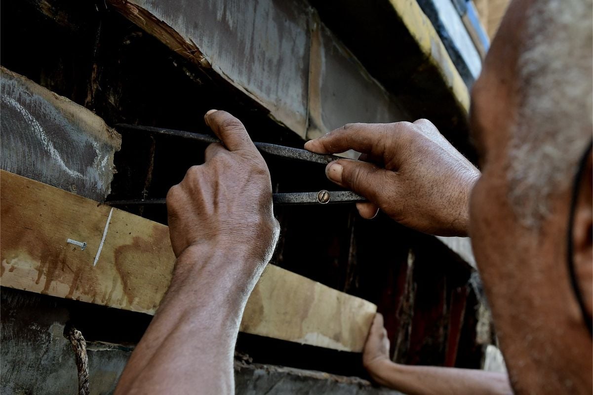 O trabalho artesanal no Estaleiro Nossa Senhora da Penha, na Praia do Suá, em Vitória por Fernando Madeira
