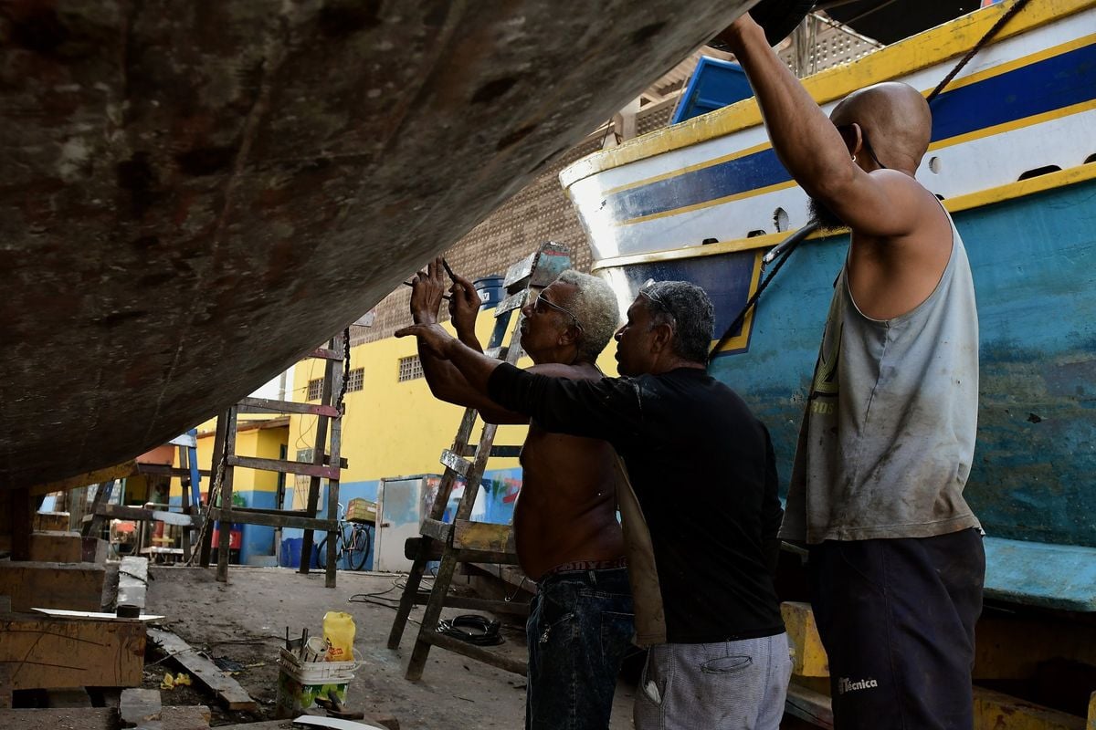 O trabalho artesanal no Estaleiro Nossa Senhora da Penha, na Praia do Suá, em Vitória por Fernando Madeira