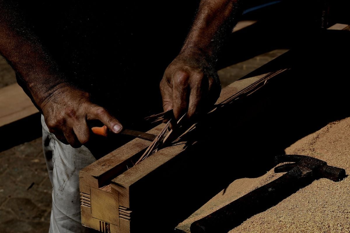 O trabalho artesanal no Estaleiro Nossa Senhora da Penha, na Praia do Suá, em Vitória por Fernando Madeira