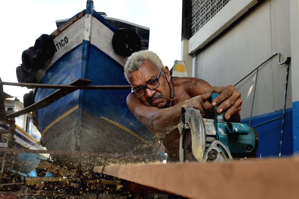 O trabalho artesanal no Estaleiro Nossa Senhora da Penha, na Praia do Suá, em Vitória