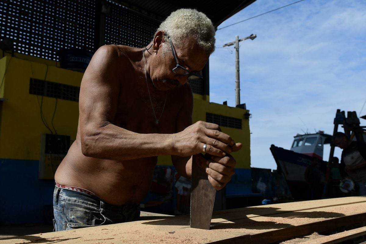 Antônio de Pádua Conceição, 63, trabalha há 50 anos na carpintaria do estaleiro por Fernando Madeira
