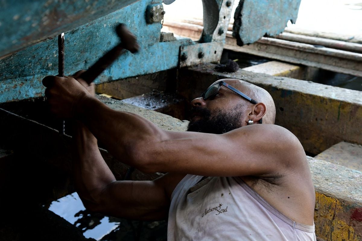 O trabalho artesanal no Estaleiro Nossa Senhora da Penha, na Praia do Suá, em Vitória por Fernando Madeira