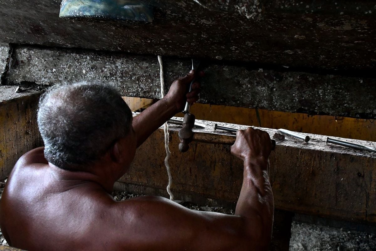 O trabalho artesanal no Estaleiro Nossa Senhora da Penha, na Praia do Suá, em Vitória por Fernando Madeira