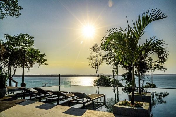 Tauá Residencial tem infraestrutura de alto padrão com piscina de borda infinita e vista da lagoa Juparanã