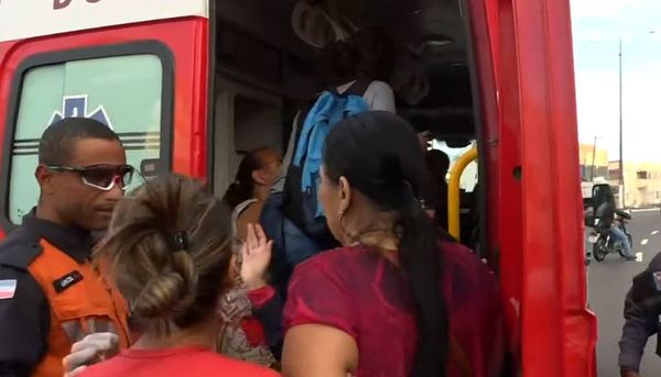 Van escolar caiu de ribanceira e tombou com estudantes em Vila Velha por Fernando Estevão
