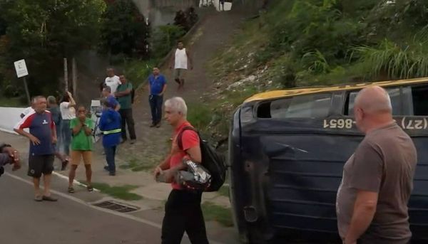 Van escolar caiu de ribanceira e tombou com estudantes em Vila Velha por Fernando Estevão