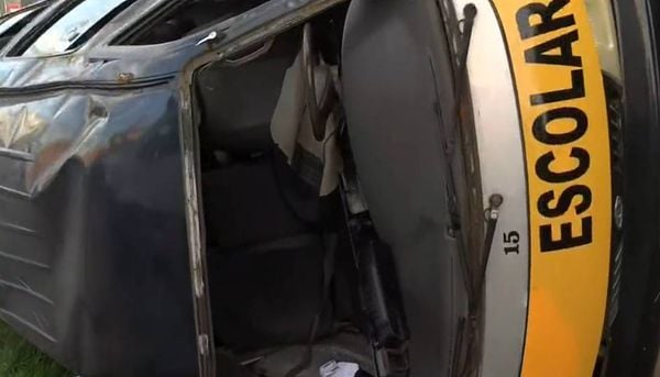 Van escolar caiu de ribanceira e tombou com estudantes em Vila Velha por Fernando Estevão
