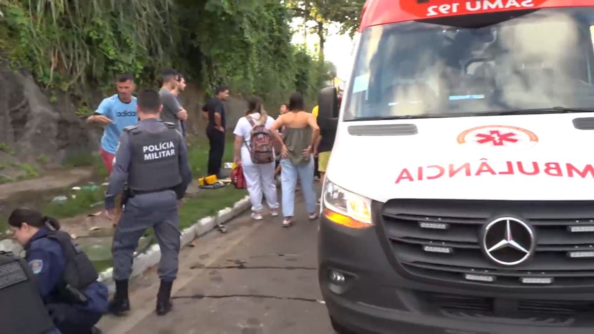 Van escolar com estudantes desceu ribanceira e tombou em Vila Velha por Fernando Estevão