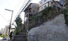 Moradores do Forte São João relatam dificuldade de acesso ao bairro em área onde uma rua foi prometida há anos pela administração municipal