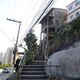 Imagem - Homem é socorrido em lençol após Samu não conseguir subir escadaria no ES