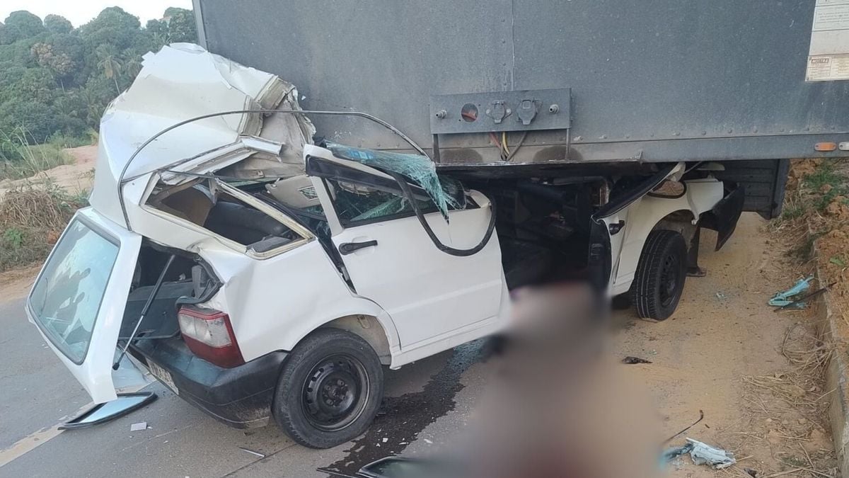 Fiat Uno bateu na traseira de carreta que estava estacionada em Soteco, Viana
