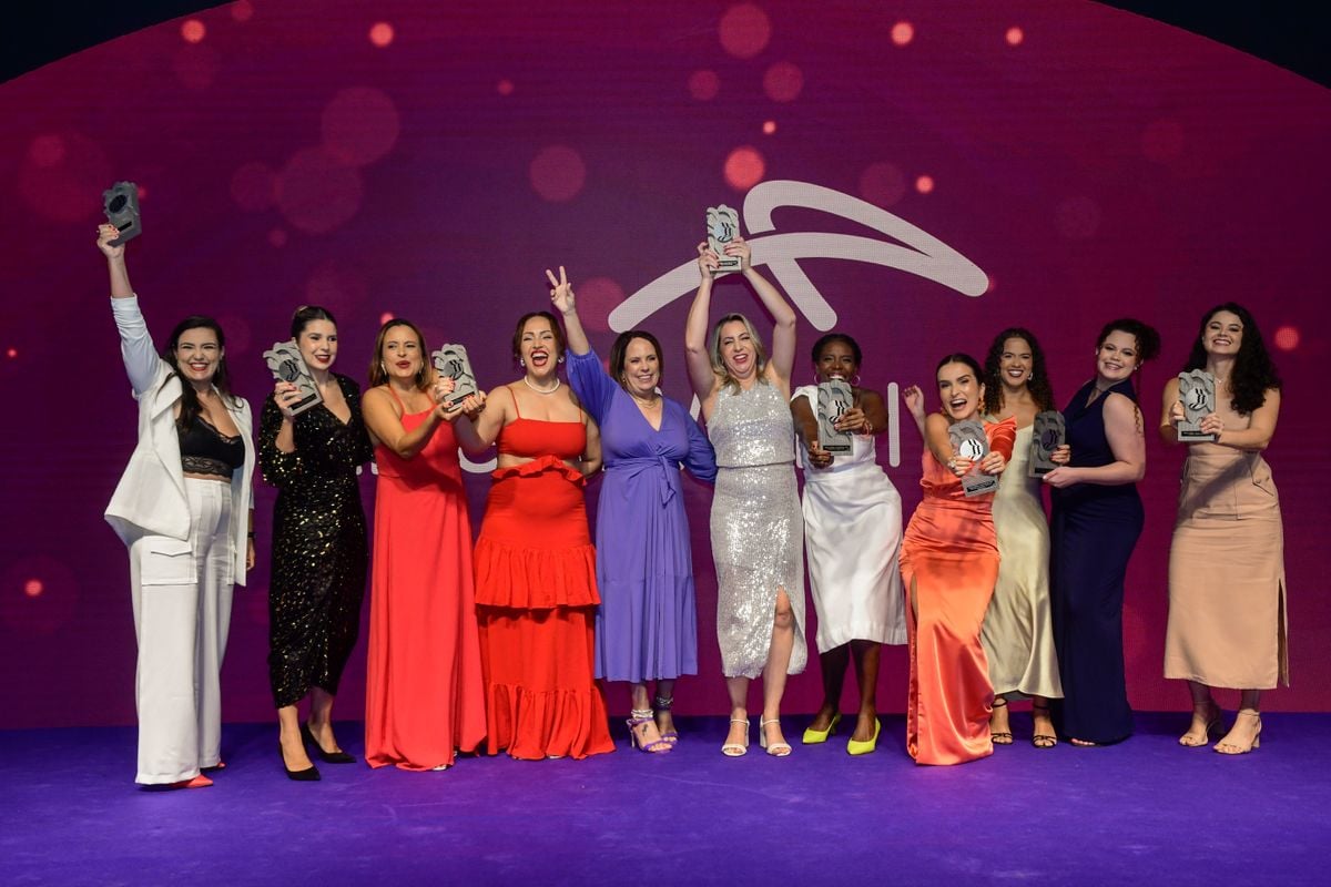 As ganhadoras do 3º Prêmio Mulher ArcelorMittal comemoram a vitória na cerimônia