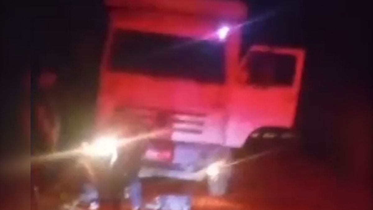 Jovem de moto bate com caminhão e morre em Atílio Vivácqua