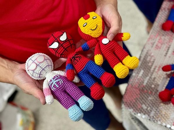 100 bonequinhos feitos em crochê que serão doados para crianças atingidas pelas fortes chuvas no município de Mimoso 