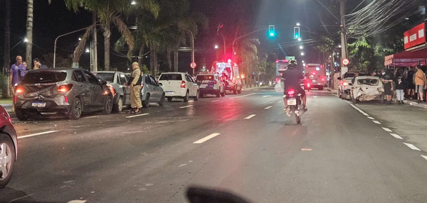Acidente ocorreu na Avenida Fernando Ferrari, na noite desta sexta-feira (24)