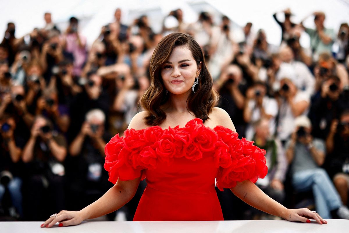 Selena Gomez leva prêmio de melhor atriz em Cannes com colegas de 'Emilia Perez'