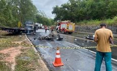 Segundo a PRF, de acordo com informações iniciais, o caminhão teria perdido o controle, invadido a contramão e atingido as motocicletas