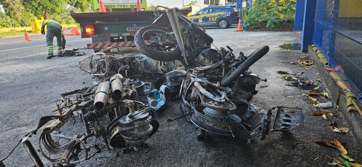 Quatro motos ficaram carbonizadas após o acidente em Aracruz