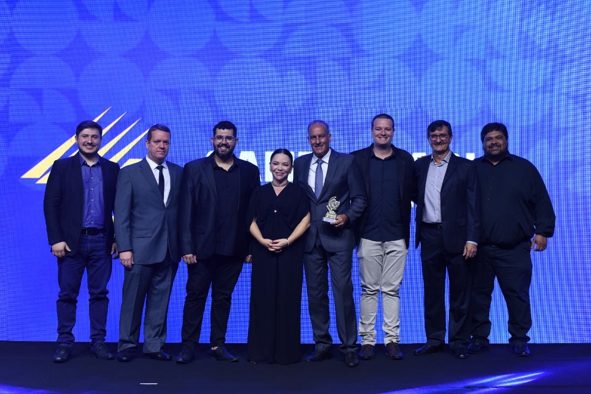 Representantes da companhia elétrica Luz e Força Santa Maria subiram ao palco para receber o troféu do 21º Prêmio Gazeta Empresarial de Colatina