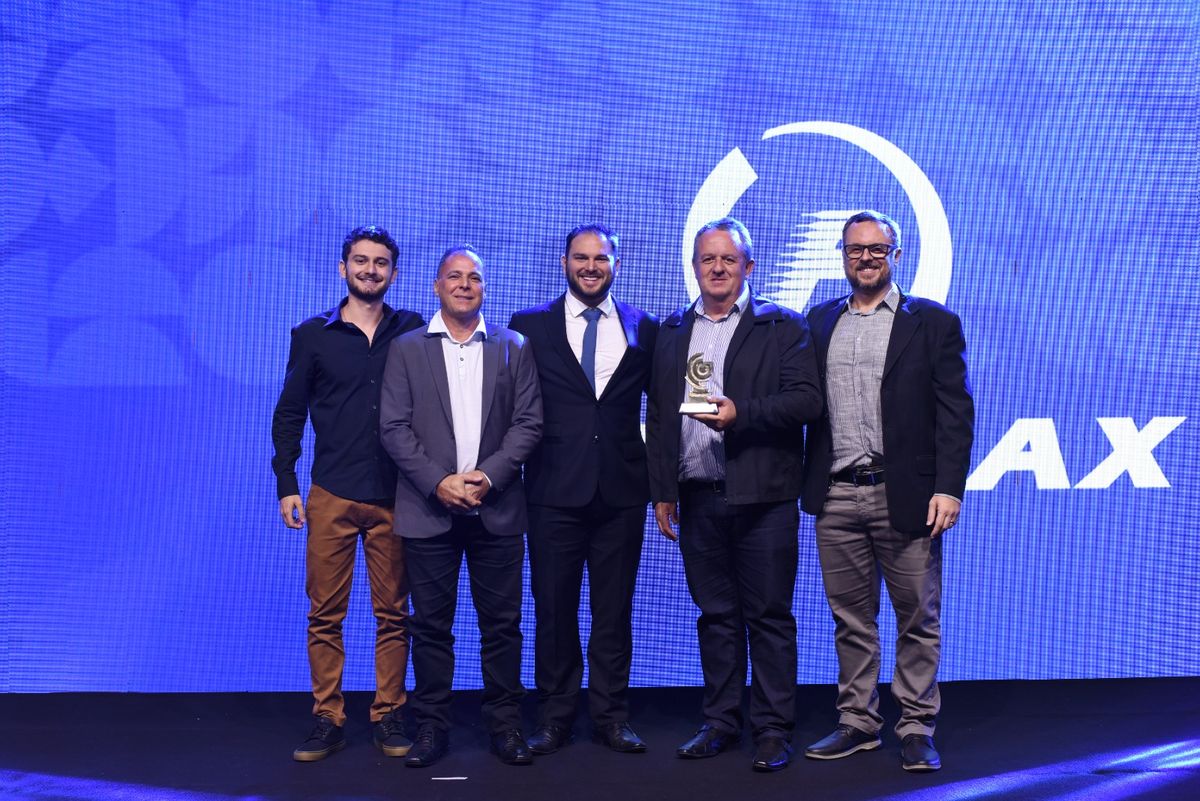 Representantes da Pneumax subiram ao palco para receber o troféu do 21º Prêmio Gazeta Empresarial Colatina