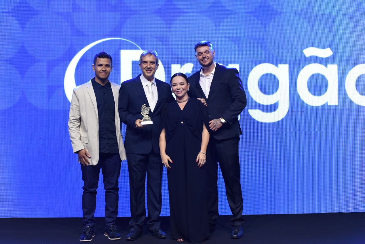 Representantes do Dragão Material Elétrico subiram ao palco para receber o troféu do 21º Prêmio Gazeta Empresarial Colatina