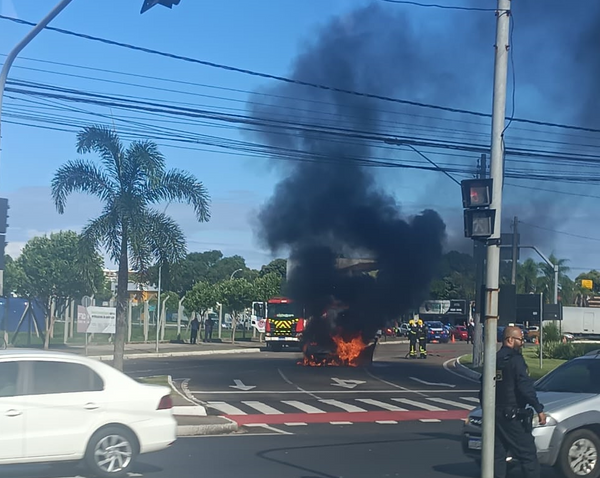 Carro pega fogo na Avenida Adalberto Simão Nader