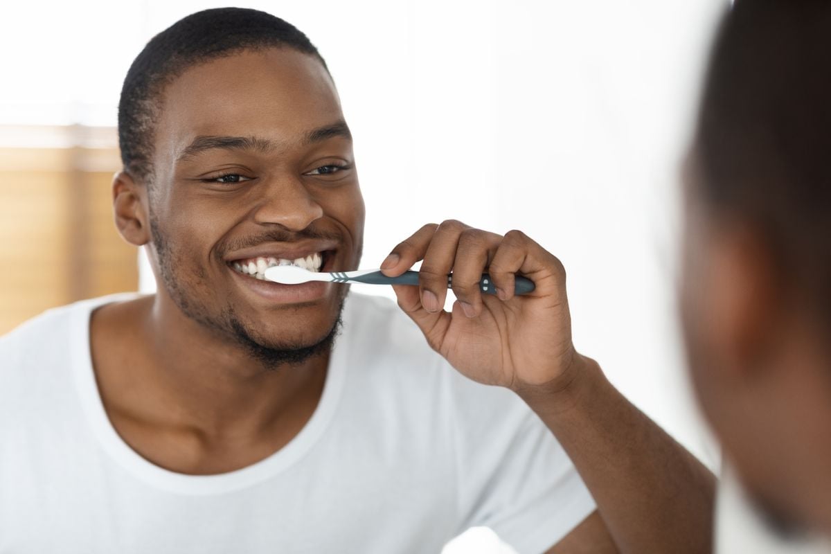 Homem escovando os dentes 