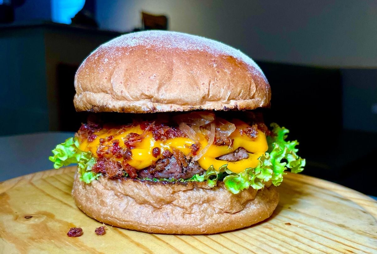 Sanduíche do Brasileirinho Burger para o Dia Mundial do Hambúrguer 2024