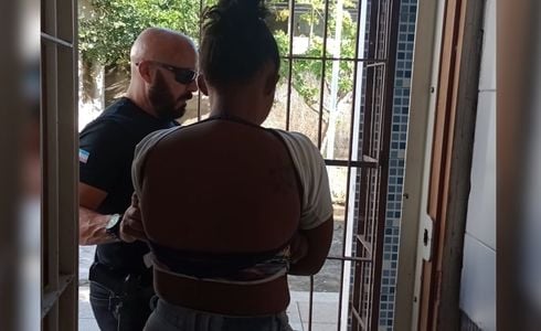 A prisão foi realizada no bairro Santo Antônio. De acordo com a investigação, o filho da mulher também é suspeito de envolvimento no crime