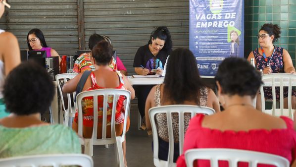 Oportunidades de trabalho em diferentes áreas e níveis de escolaridade; para participar da iniciativa, é necessário apresentar documento de identificação com foto